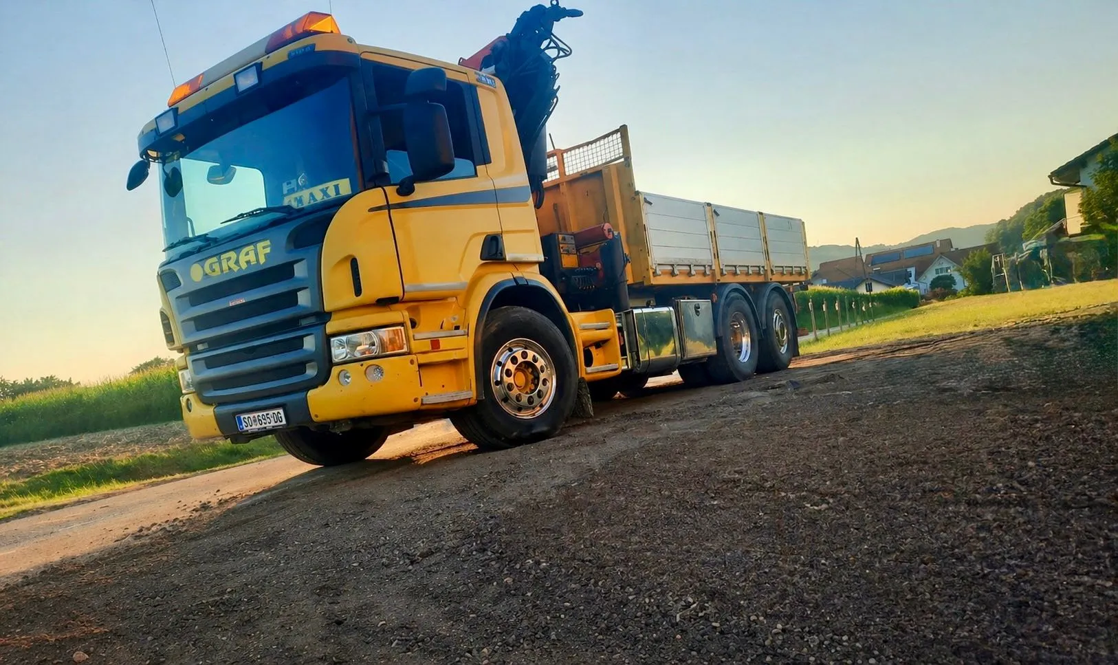 3-Achs-LKW mit Kranaufbau
